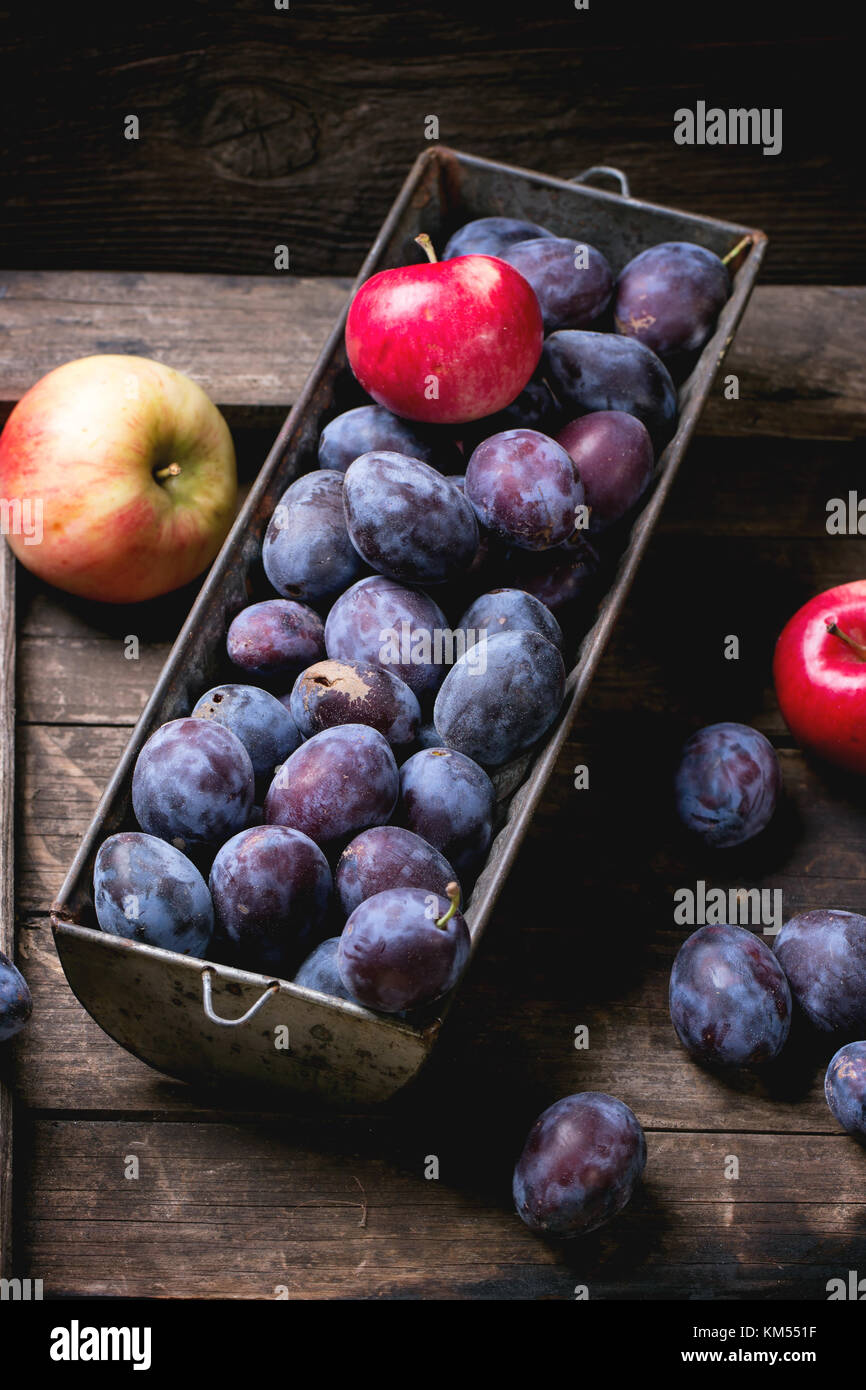Modern fruit bowl metal hi-res stock photography and images - Alamy