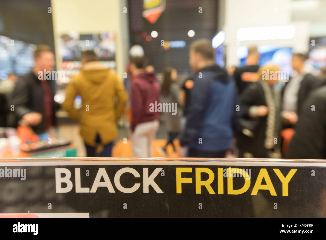 Black friday shopping crowd hi-res stock photography and images - Alamy