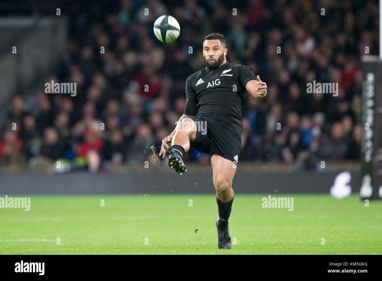 London, UK. 04th Nov, 2017. Lima Sopoaga (All Blacks, 22) taking a line-out during the Killik Cup rugby match between Barbarians FC and New Zealand in London, United Kingdom, 04 November 2017. Credit: Jürgen Keßler/dpa/Alamy Live News Stock Photo