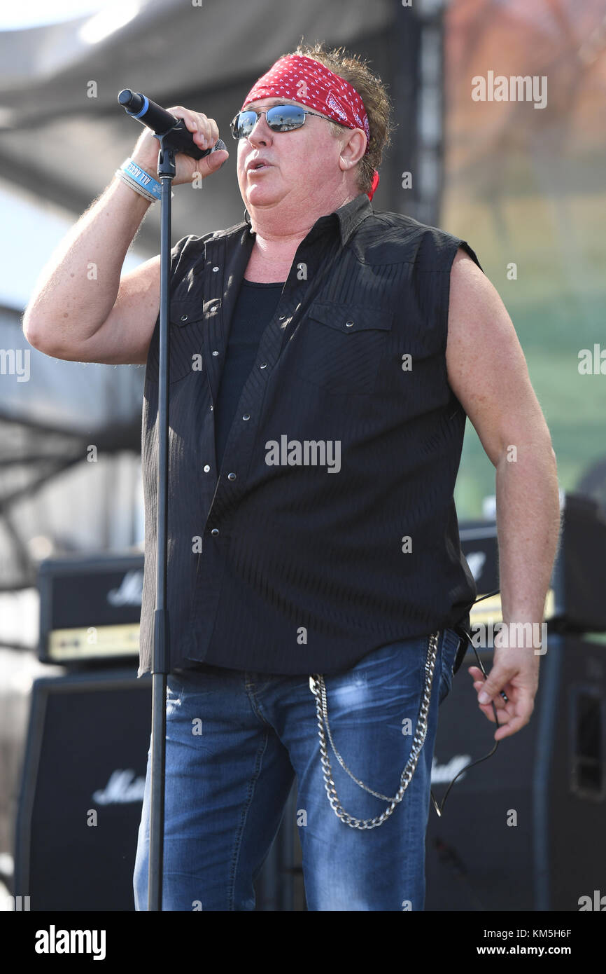 fort-lauderdale-beach-fl-usa-03rd-dec-2017-mike-reno-of-loverboy-performs-KM5H6F.jpg