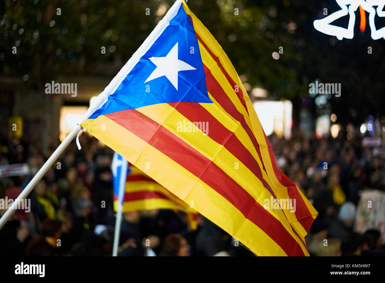 Figueres, Spain. 4th Dec, 2017. Catalan non official flag estelada during the protest against the imprisonment of pro-independence leaders Oriol Junqueras former vice president, Joaquim Forn Catalan regional Minister of the Interior, Jordi Sanchez leader of the ANC and Jordi Cuixart leader of Omnium. Credit: Pablo Guillen/Alamy Live News Stock Photo