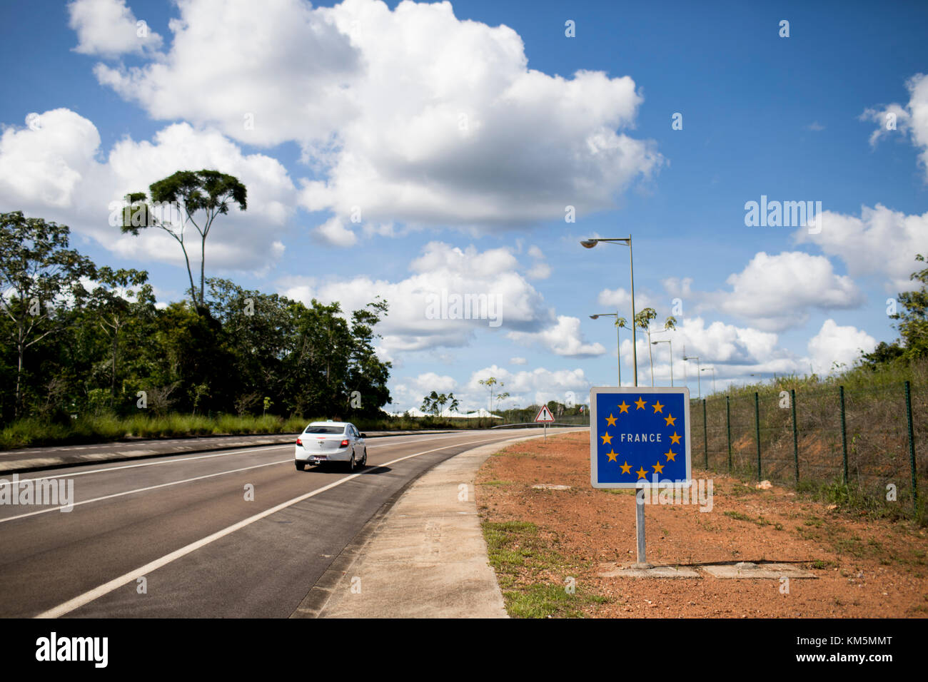 Picture of the border crossing between Brazil and French Guiana