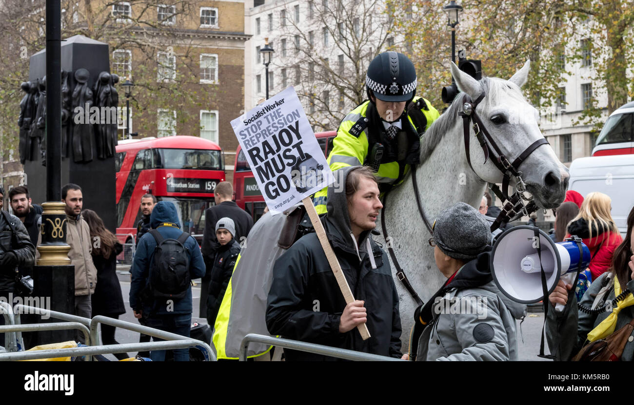 London, UK. 5th December, 2017. Mounted police move Catalonian protesters blockading Downing Street to protest at the visit of Spanish Prime Minister Marino Rajoy Credit: Ian Davidson/Alamy Live News Stock Photo