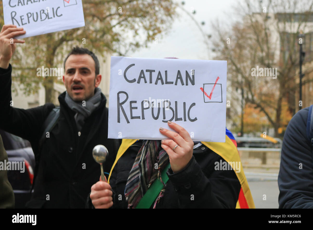 London, UK. 5th Dec, 2017. Pro Catalan independence supporters demonstrated outside Downing Street for the arrival of Spanish Prime Minister Mariano Rajoy Credit: amer ghazzal/Alamy Live News Stock Photo