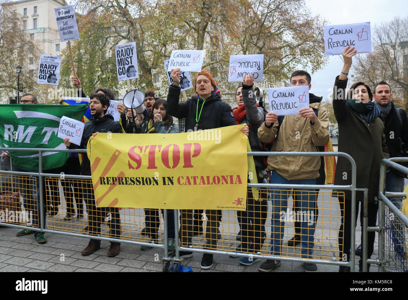 London, UK. 5th Dec, 2017. Pro Catalan independence supporters demonstrated outside Downing Street for the arrival of Spanish Prime Minister Mariano Rajoy Credit: amer ghazzal/Alamy Live News Stock Photo