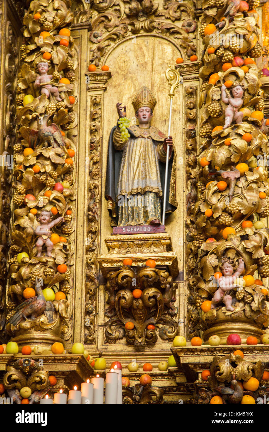 Braga, Portugal. 05th Dec, 2017. Capela de São Geraldo, padroeiro de Braga, ornamentado com frutas frescas no seu dia - 05 de dezembro. Sé de Braga - Portugal [St. Gerard's Chapel, patron of Braga, ornamented with fresh fruits in his day - December 5th. Sé de Braga - Portugal] Credit: Fernando Stankuns/Alamy Live News Stock Photo