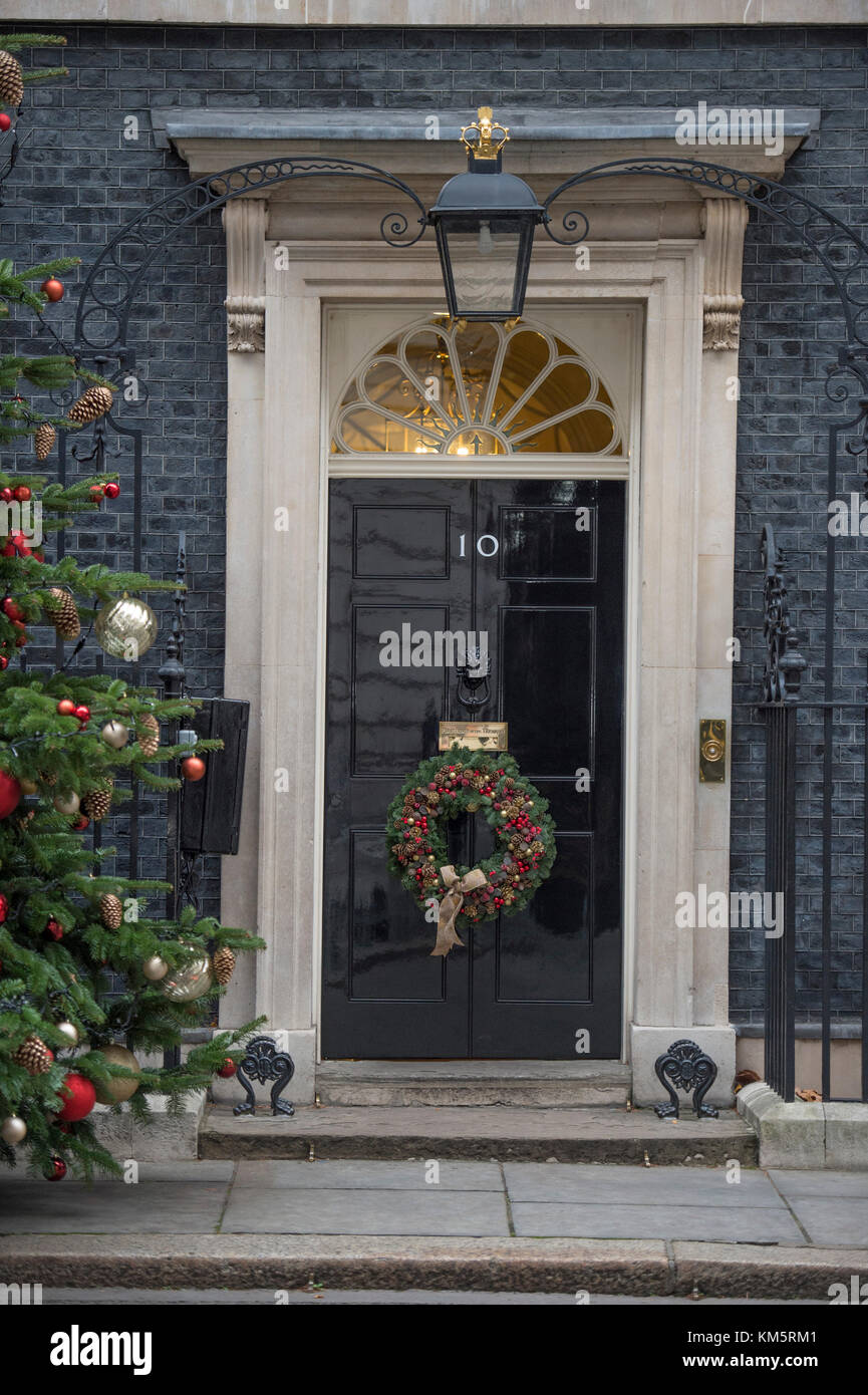 Downing Street, London, UK. 5 December 2017. Government ministers in Downing Street for weekly cabinet meeting on the day after PM Theresa May returns from failed Brexit talks in Brussels. Photo: Christmas tree and festive wreath at No 10. Credit: Malcolm Park/Alamy Live News. Stock Photo