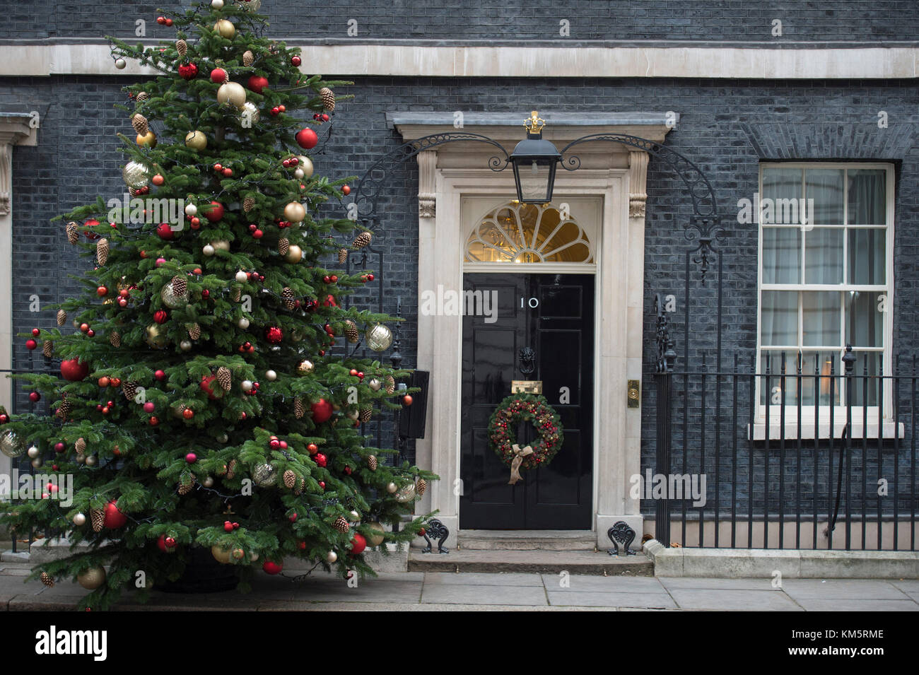 Downing Street, London, UK. 5 December 2017. Government ministers in Downing Street for weekly cabinet meeting on the day after PM Theresa May returns from failed Brexit talks in Brussels. Photo: Christmas tree and festive wreath at No 10. Credit: Malcolm Park/Alamy Live News. Stock Photo