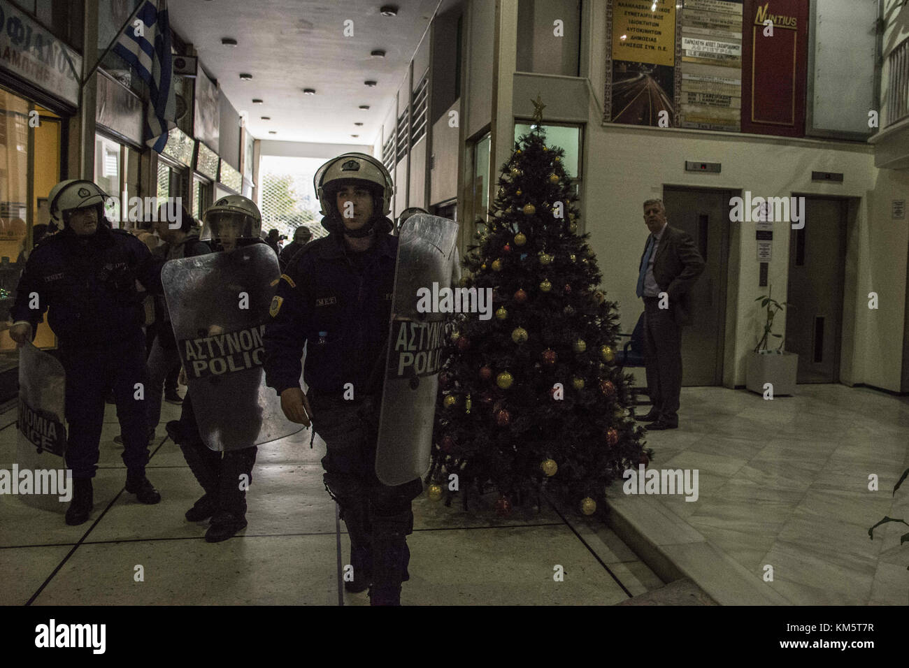 Athens, Greece. 5th Dec, 2017. Riot police retreat after protesters ...