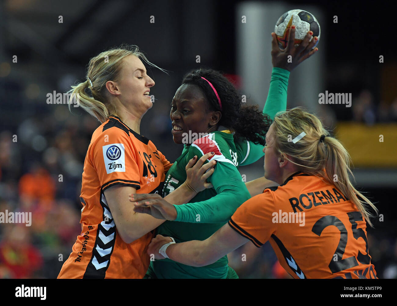 Leipzig, Germany. 05th Dec, 2017. Cameroon's Sumin Choi (C) is blocked by Holland's Kelly Dulfer (L) und Charris Rozemalen during the World Women's Handball Championship match between The Netherlands and Cameroon in the Leipzig Arena in Leipzig, Germany, 05 December 2017. Credit: Hendrik Schmidt/dpa-Zentralbild/dpa/Alamy Live News Stock Photo