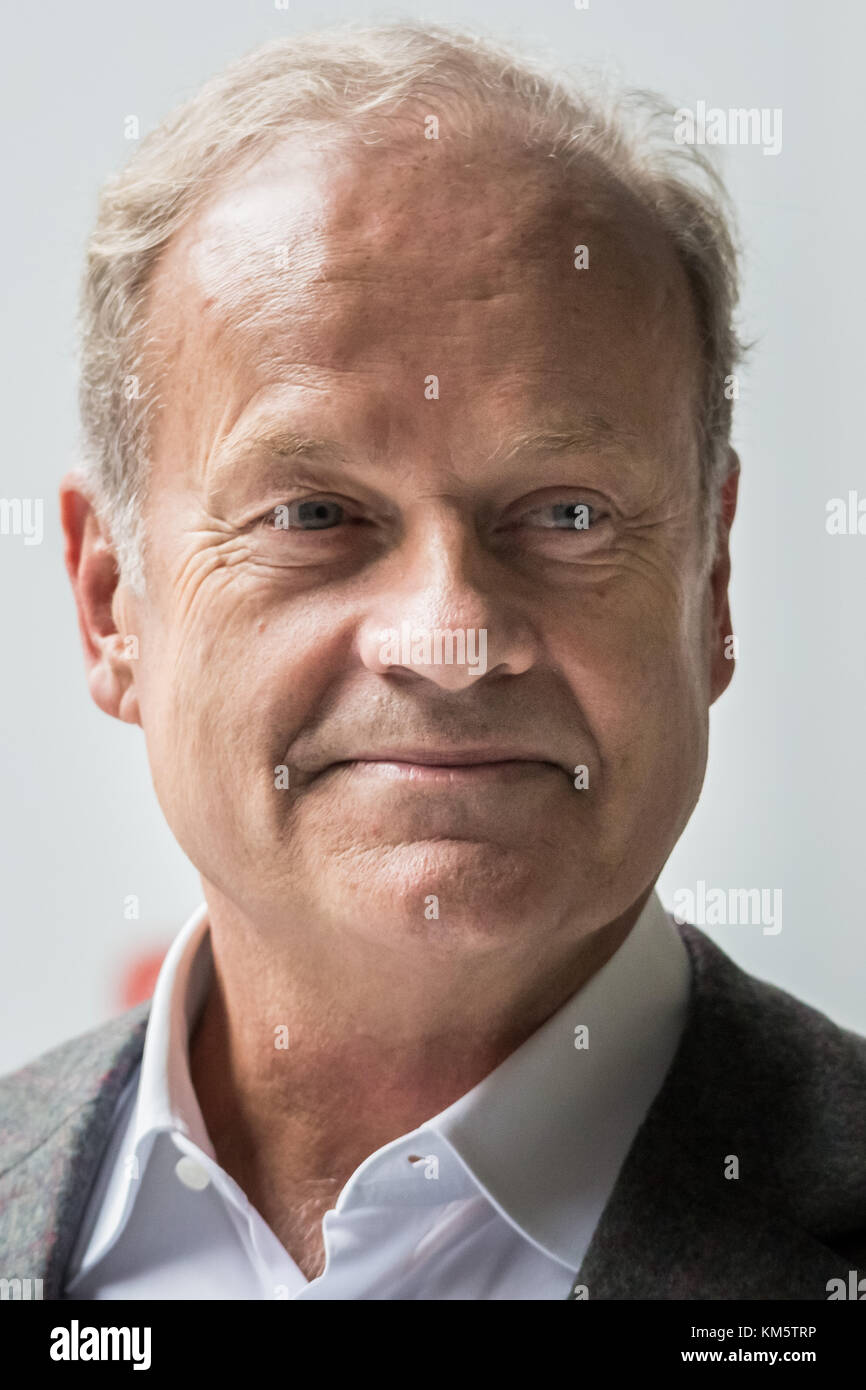 London, UK. 5th Dec, 2017. American actor Kelsey Grammer attends the annual ICAP Charity Day. Credit: Guy Corbishley/Alamy Live News Stock Photo