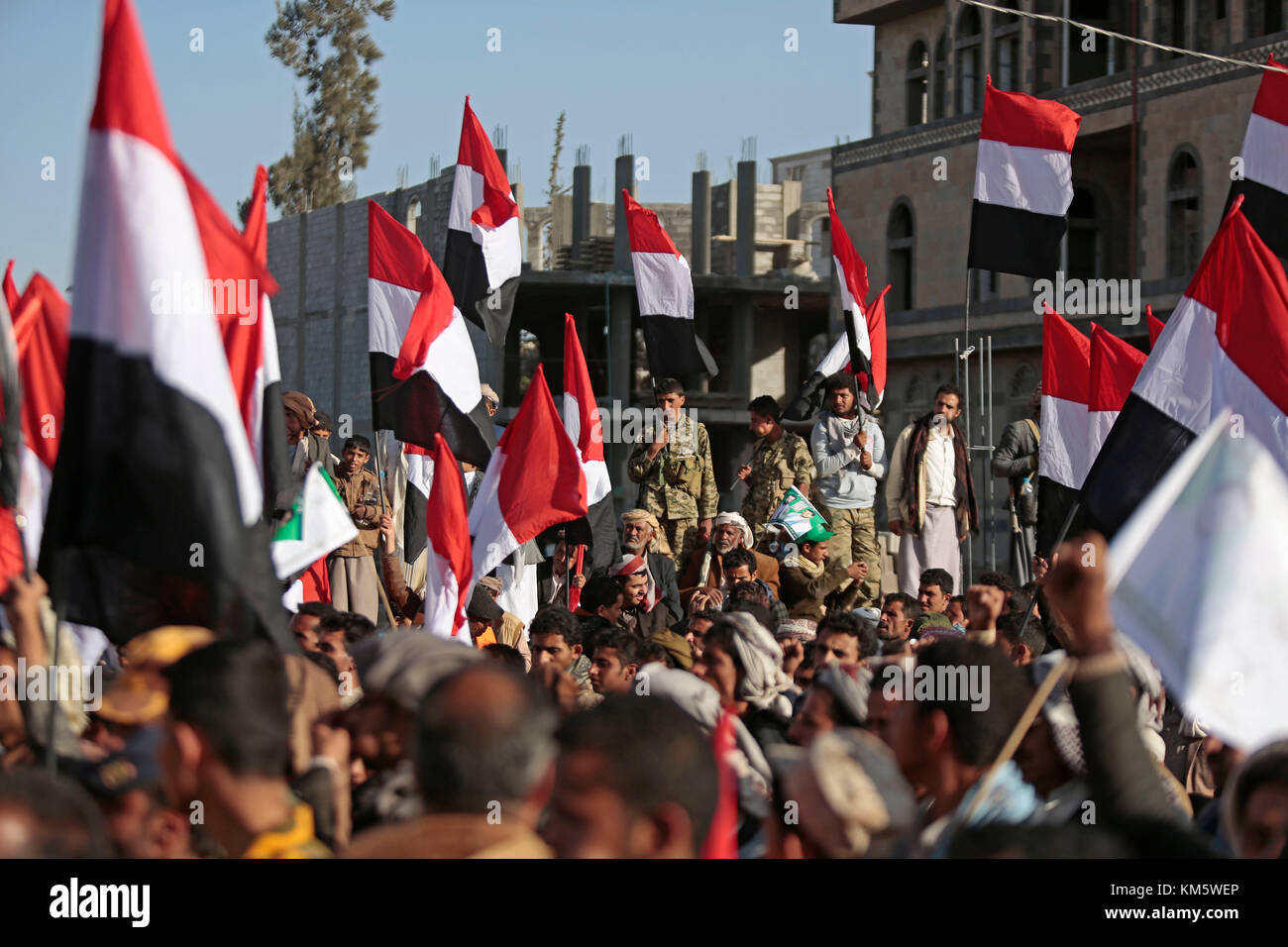 Sanaa, Yemen. 05th Dec, 2017. Supporters of Yemen's Shiite Houthi rebels take part in a rally celebrating the death of Yemen's former President Ali Abdullah Saleh in Sanaa, Yemen, 05 December 2017. Saleh was killed by the Houthi rebels on Monday. Credit: Hani Al-Ansi/dpa/Alamy Live News Stock Photo