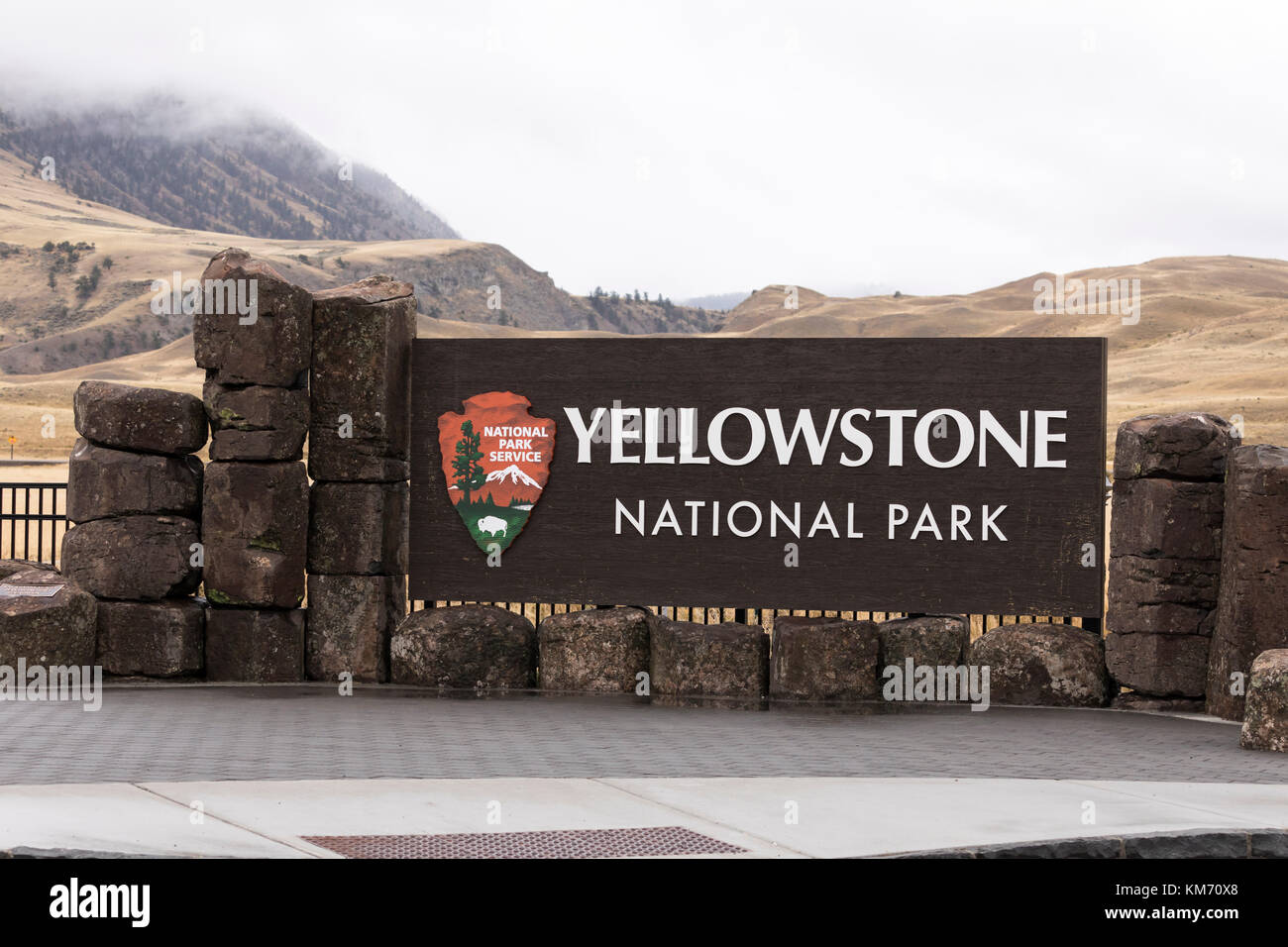 Entrance sign to Yellowstone National Park Stock Photo Alamy