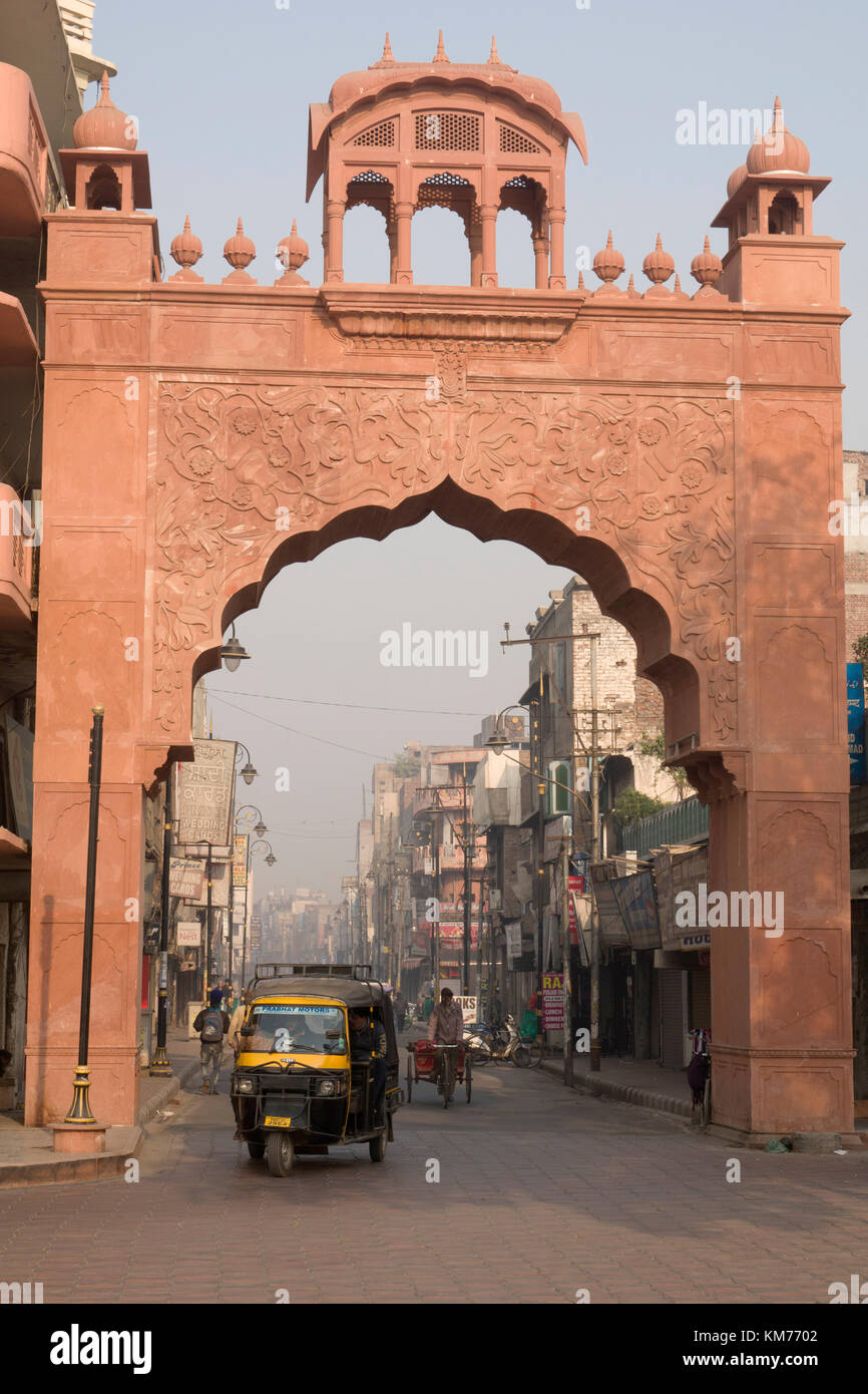 Auto rickshaw at archway entrance of old city Amritsar, Punjab, India Stock Photo