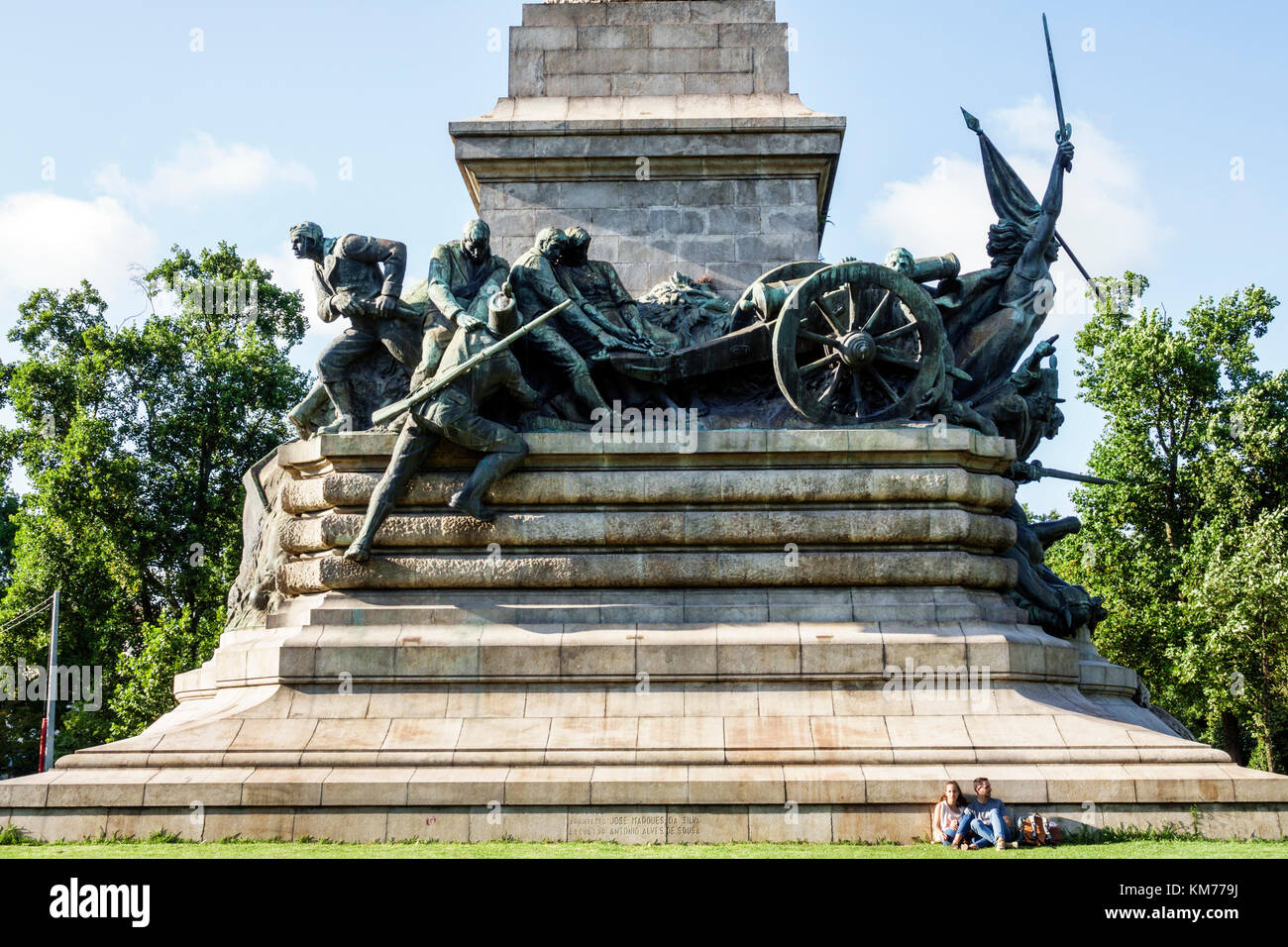 Porto Portugal,Rotunda da Boavista,Praca Mouzinho de Albuquerque,roundabout,park,Peninsular War Heroes Monument,sculpture,Alves de Sousa,couple,sittin Stock Photo