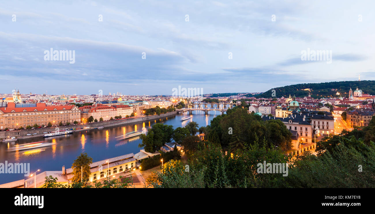 Tschechien, Prag, Moldau, Stadtansicht, Blick auf die Altstadt und die Kleinseite, Karlsbrücke, Brücken, Ausflugsboote, Schiffe, Panorama Stock Photo