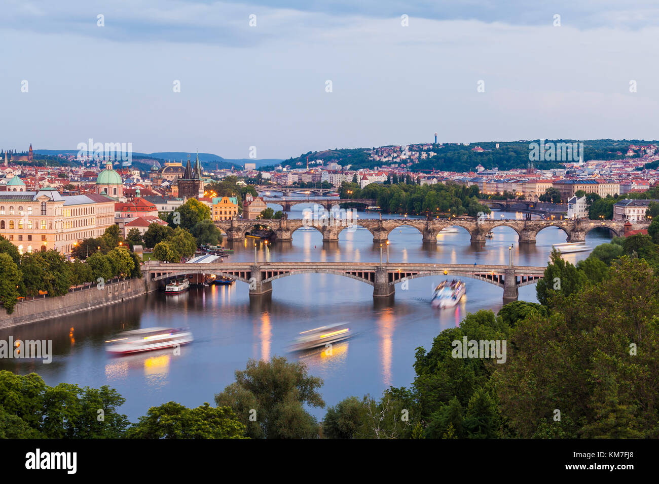Tschechien, Prag, Moldau, Stadtansicht, Blick auf die Altstadt und die Kleinseite, Karlsbrücke, Brücken, Ausflugsboote, Schiffe Stock Photo