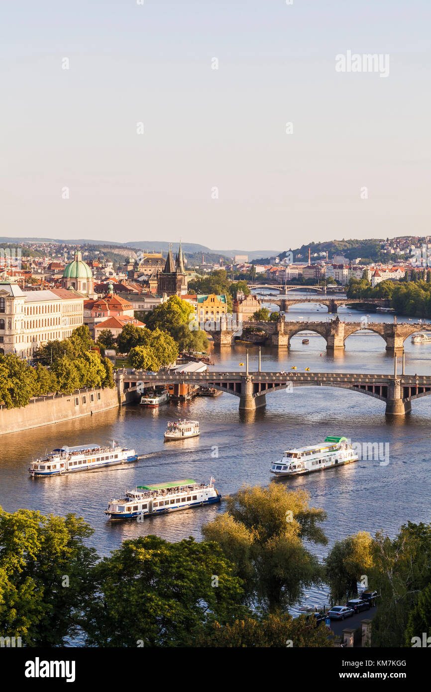 Tschechien, Prag, Moldau, Stadtansicht, Blick auf die Altstadt, Karlsbrücke, Brücken, Ausflugsboote, Schiffe Stock Photo