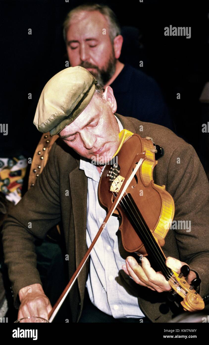Traditional Irish pub music session in Days Bar on County Galway island of Inishbofin. Des O’Halloran, singer and fiddle player. Stock Photo