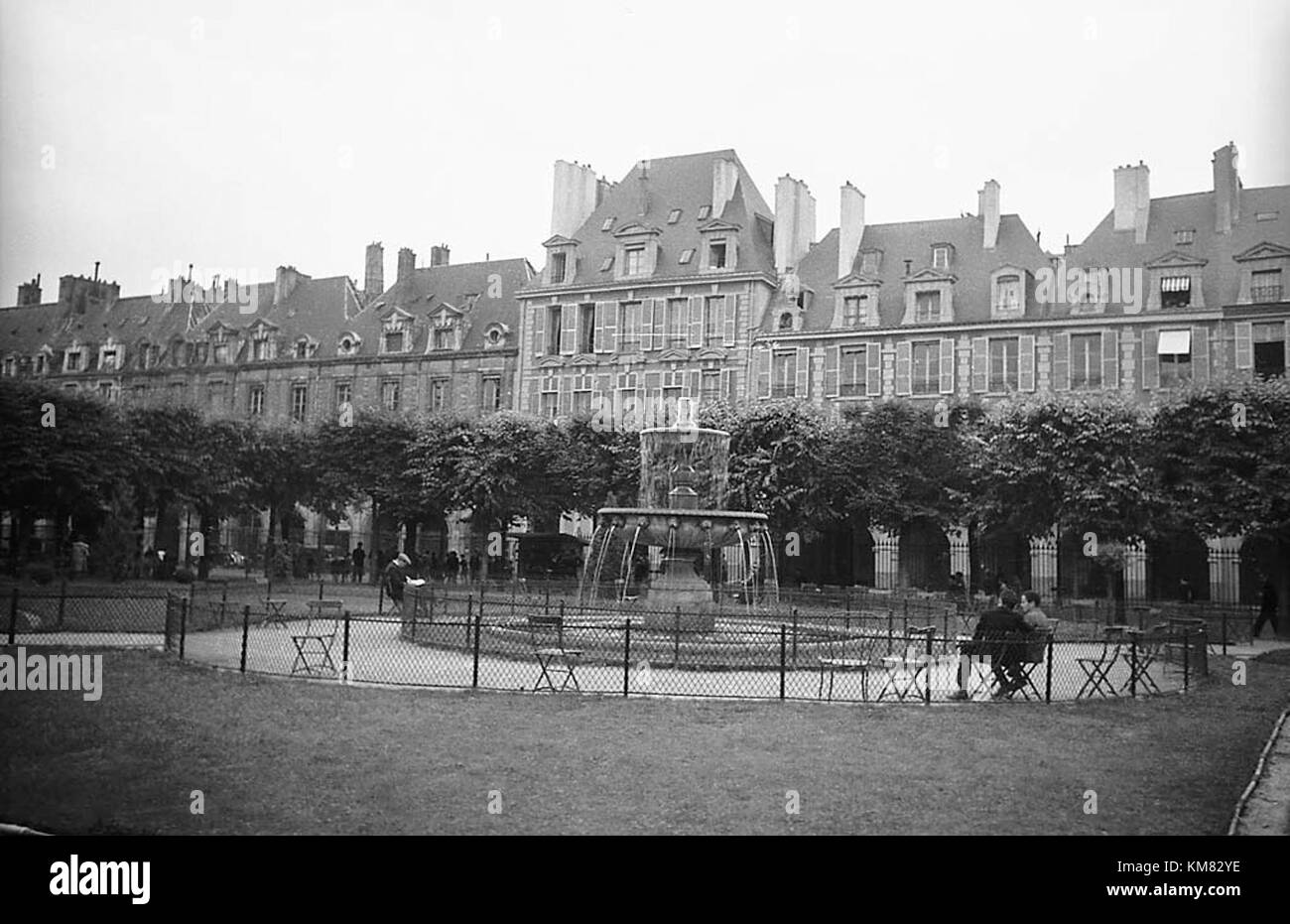 Paris france place des vosges Black and White Stock Photos