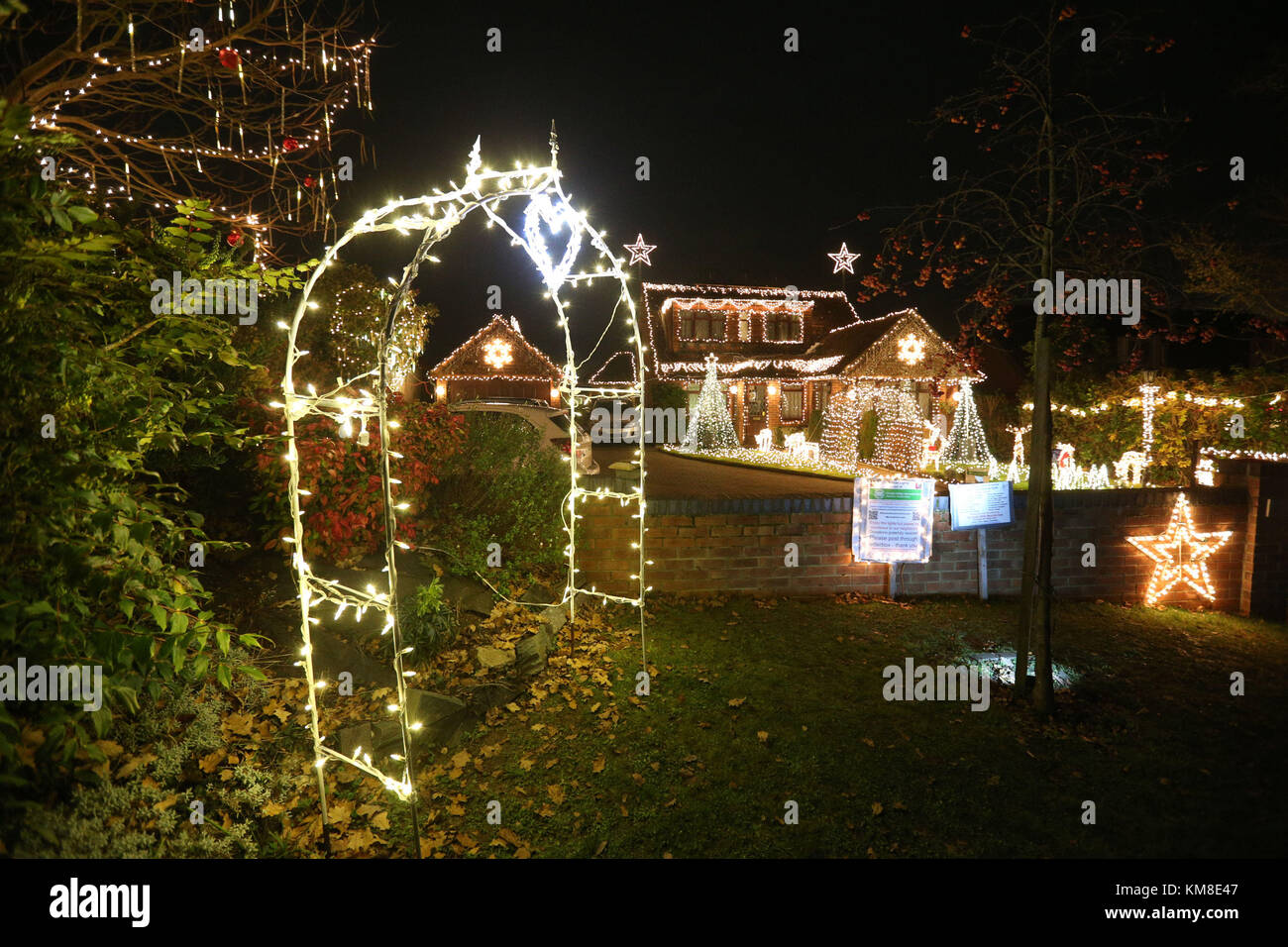 Christmas lights on a house on hill farm road hires stock photography