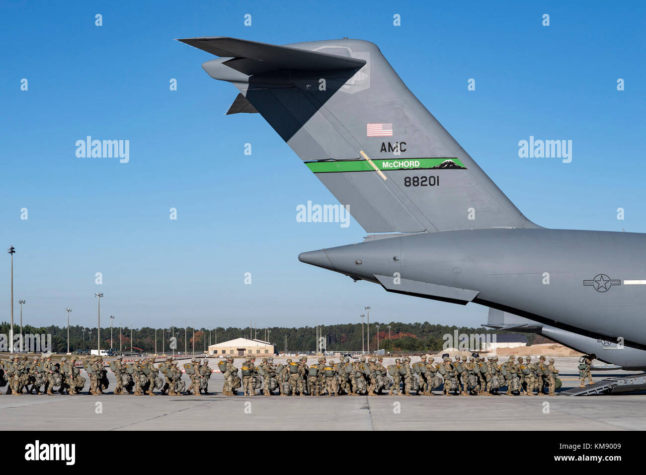 pope army airfield, n.c. — paratroopers with the army’s 82nd airborne division wait to board a c-17 globemaster iii from the 62nd airlift wing at joint base lewis-mcchord, wash., on green ramp here during a battalion mass tactical exercise nov. 28. airmen in the 43d air mobility operations group at pope field are supporting air and ground crews from several air mobility command units during the exercise, providing operations, maintenance, aerial port, fuels, ground equipment and other support. airlift here is provided through the joint airborne/air transportability training program — or ja/att Stock Photo