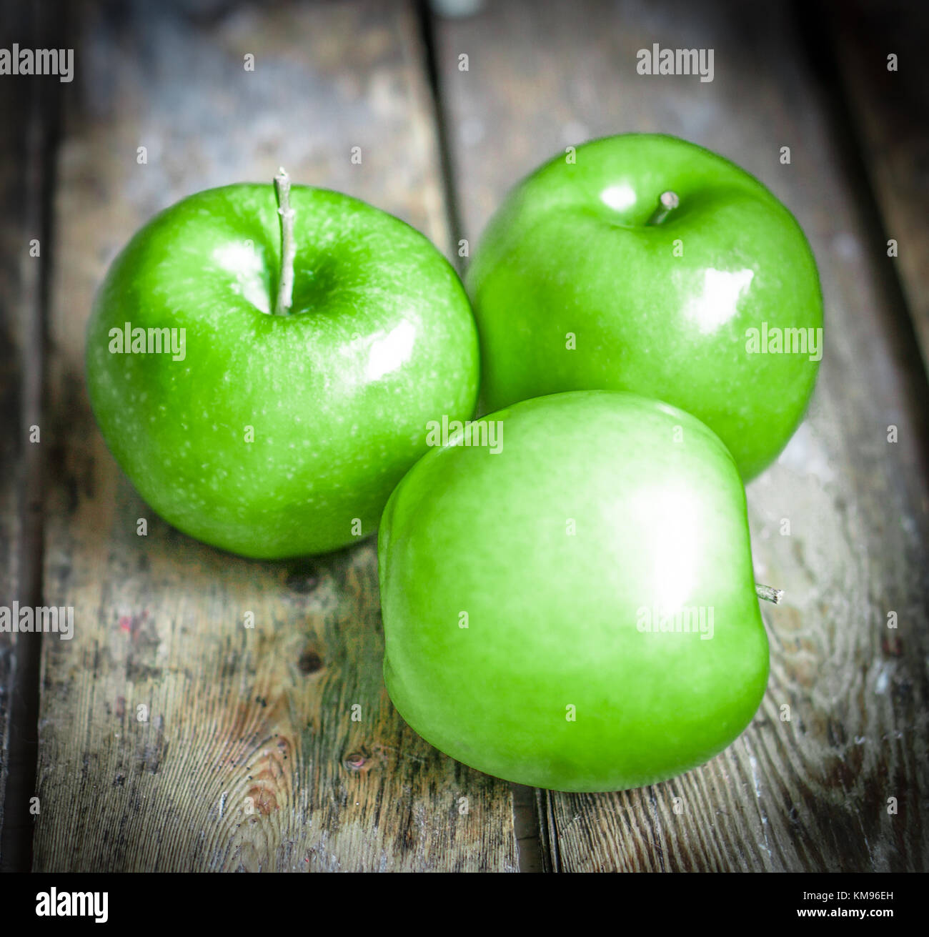 Fresh Farm Raised Apples On Rustic Wooden Background Stock Photo - Alamy