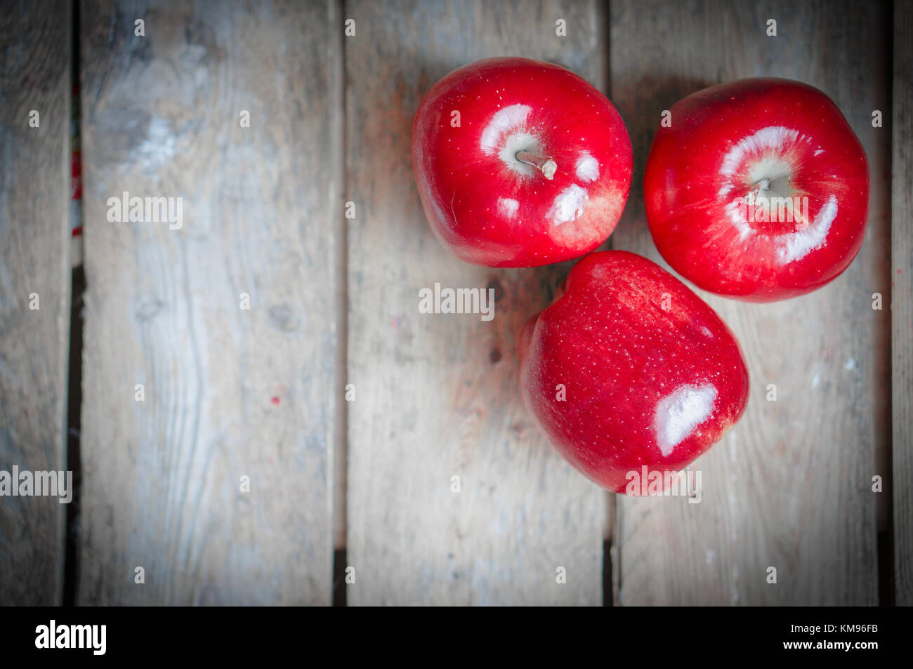 Fresh Farm Raised Apples On Rustic Wooden Background Stock Photo - Alamy