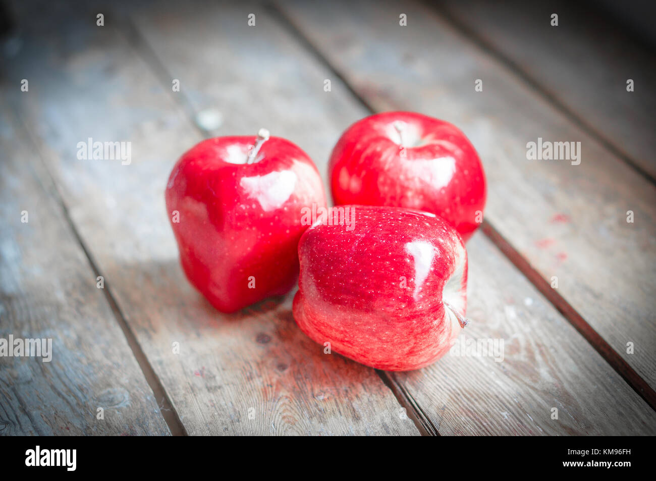 Fresh Farm Raised Apples On Rustic Wooden Background Stock Photo - Alamy