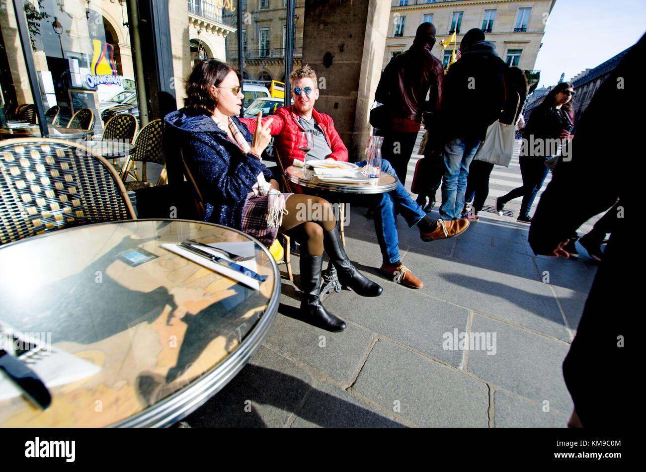 Paris, France. Couple outside a cafe on the Rue de Rivoli Stock Photo