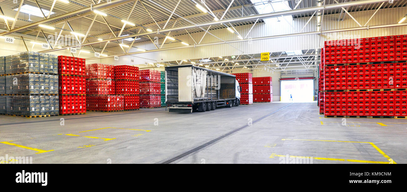 Loading crates truck hires stock photography and images Alamy