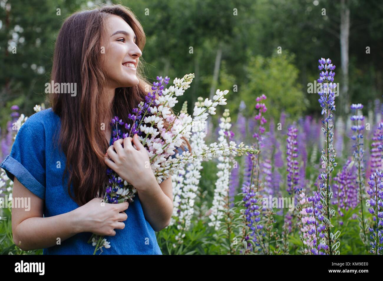 Woman standing in garden holding a bouquet of flowers Stock Photo - Alamy