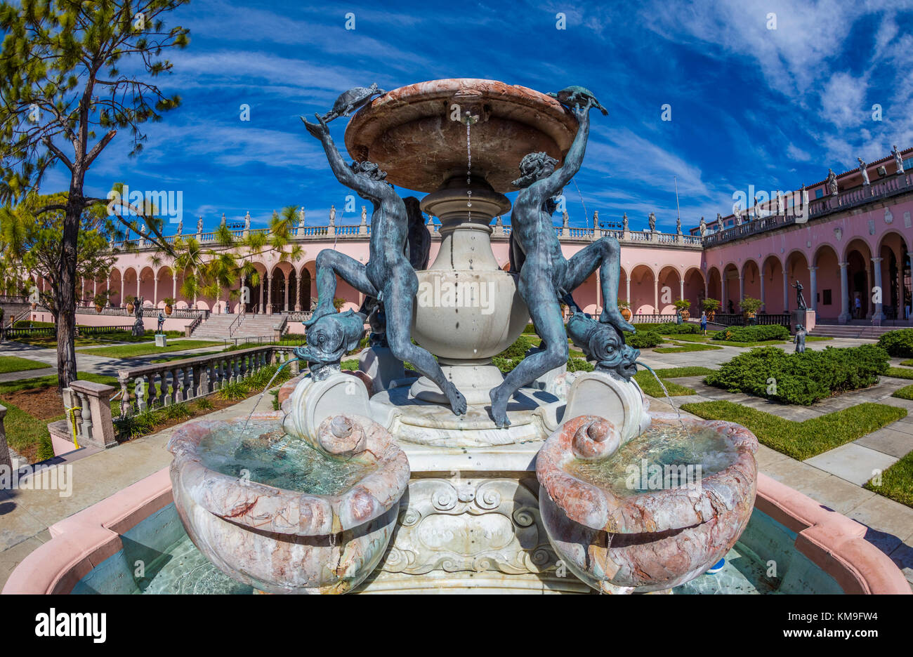 Fountain in the Courtyard at The John and Mable Ringling Museum of Art ...