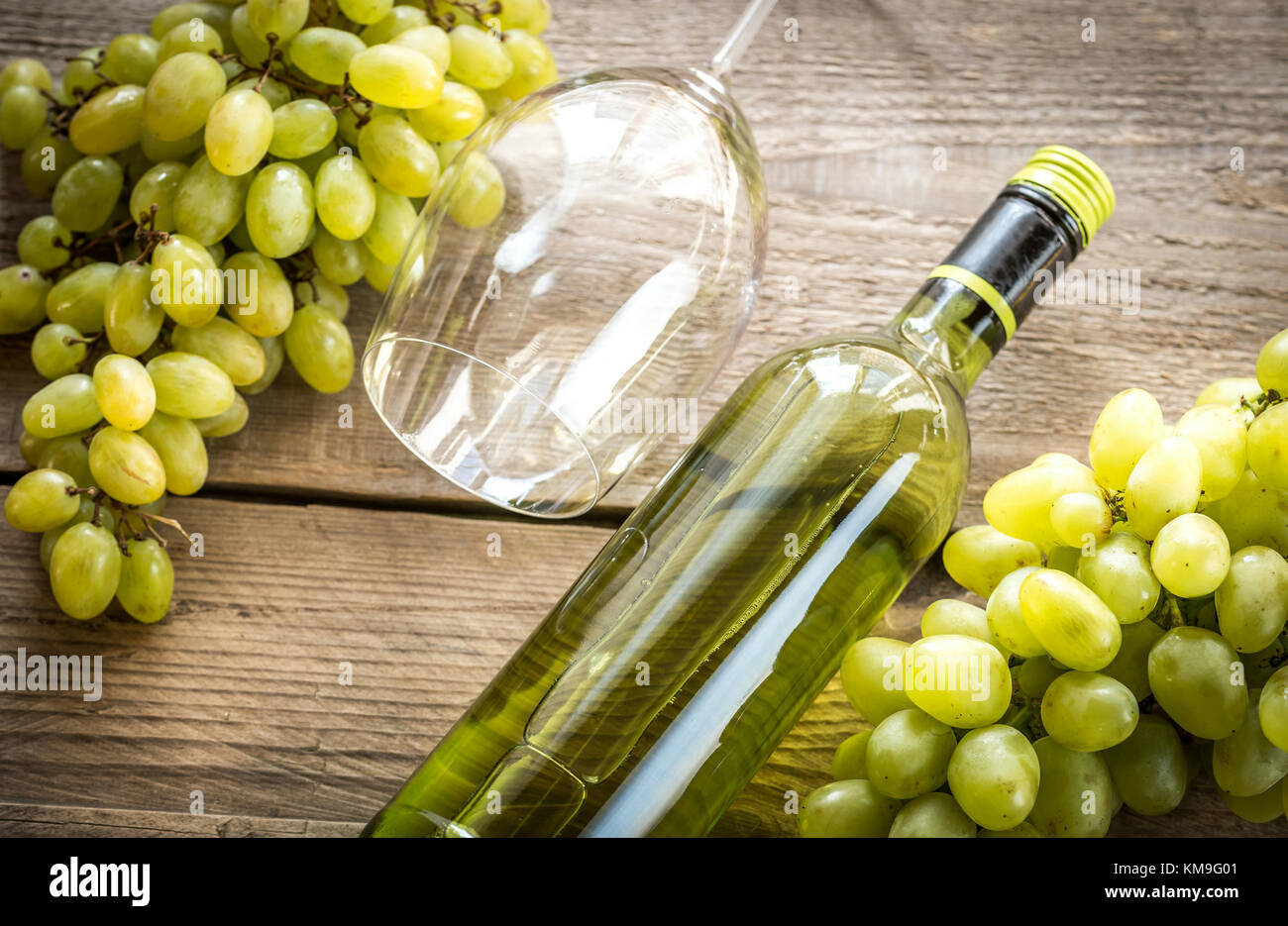 Bottle of white wine with bunch of grape Stock Photo Alamy