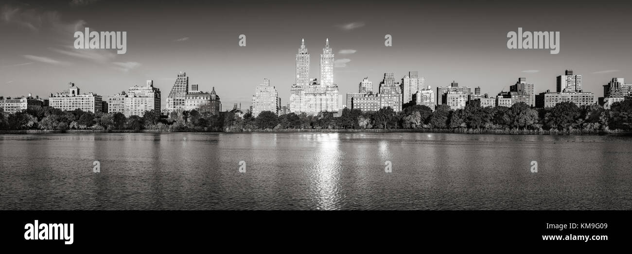 Sunrise on the Upper West Side with view of the Central Park Reservoir in Black & White (panoramic). Manhattan, New York City Stock Photo