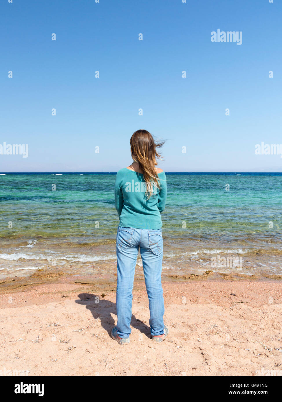 Teen girl looking away rear view hi-res stock photography and images ...