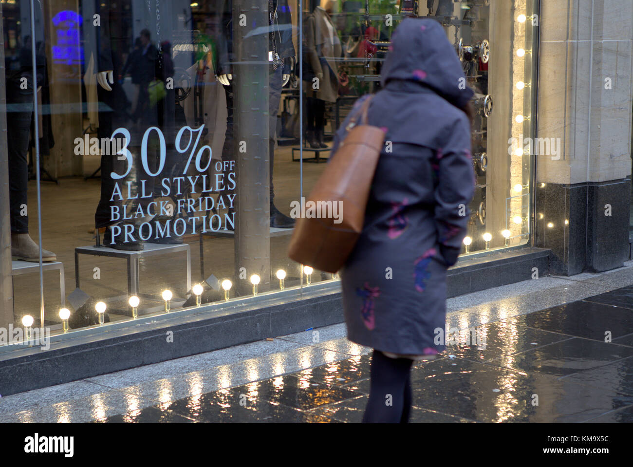 Glasgow, Scotland, UK 22nd November. Dark miserable day as Black Friday makes an early start in the city. Credit: gerard ferry/Alamy Live News Stock Photo