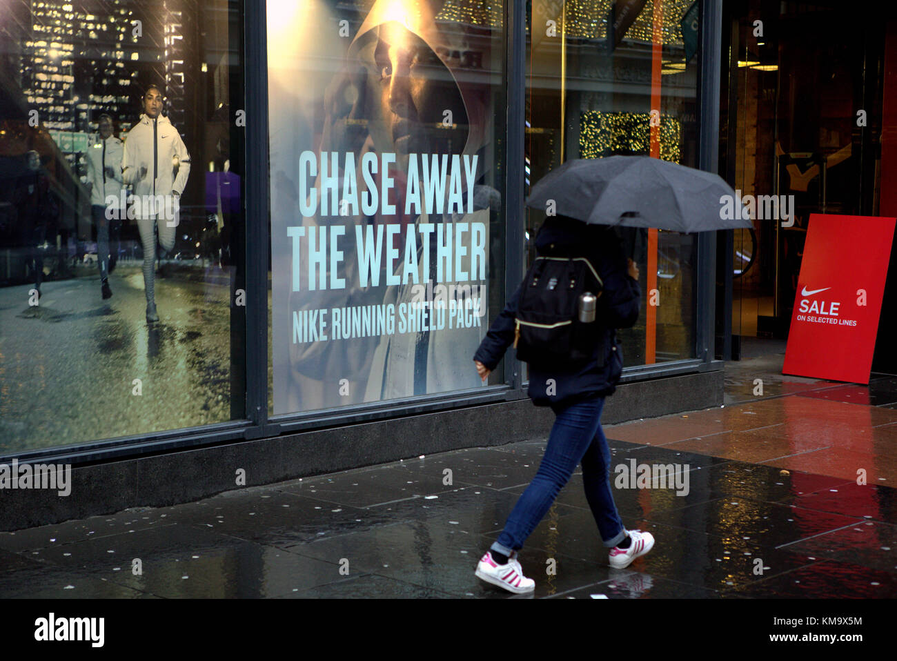 Glasgow, Scotland, UK 22nd November. UK Weather: Dark rainy day as people shop through the city chase away the weather. Credit: gerard ferry/Alamy Liv Stock Photo