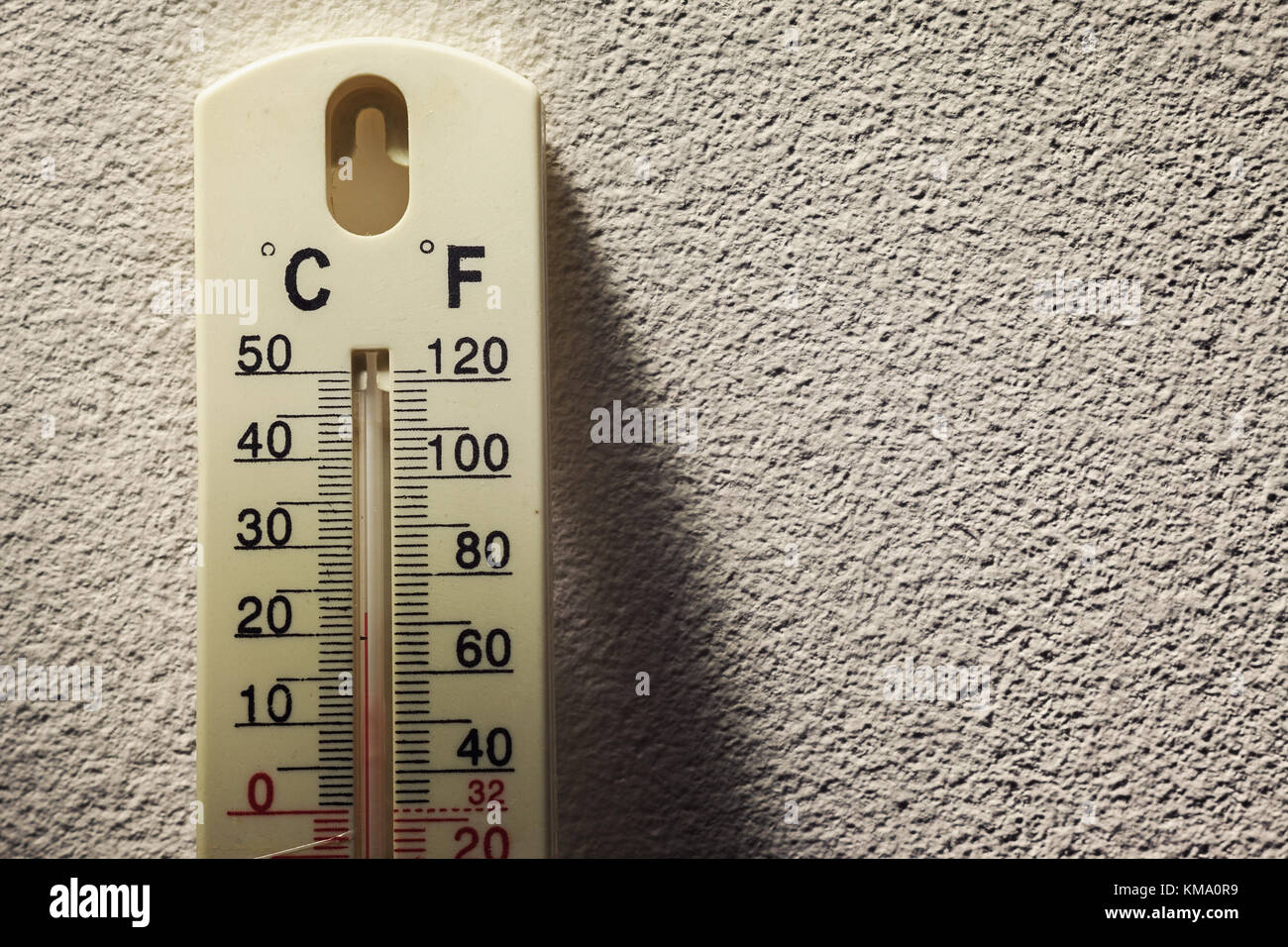 https://c8.alamy.com/comp/KMA0R9/optimal-temperature-for-living-closeup-view-of-an-old-plastic-thermometer-KMA0R9.jpg