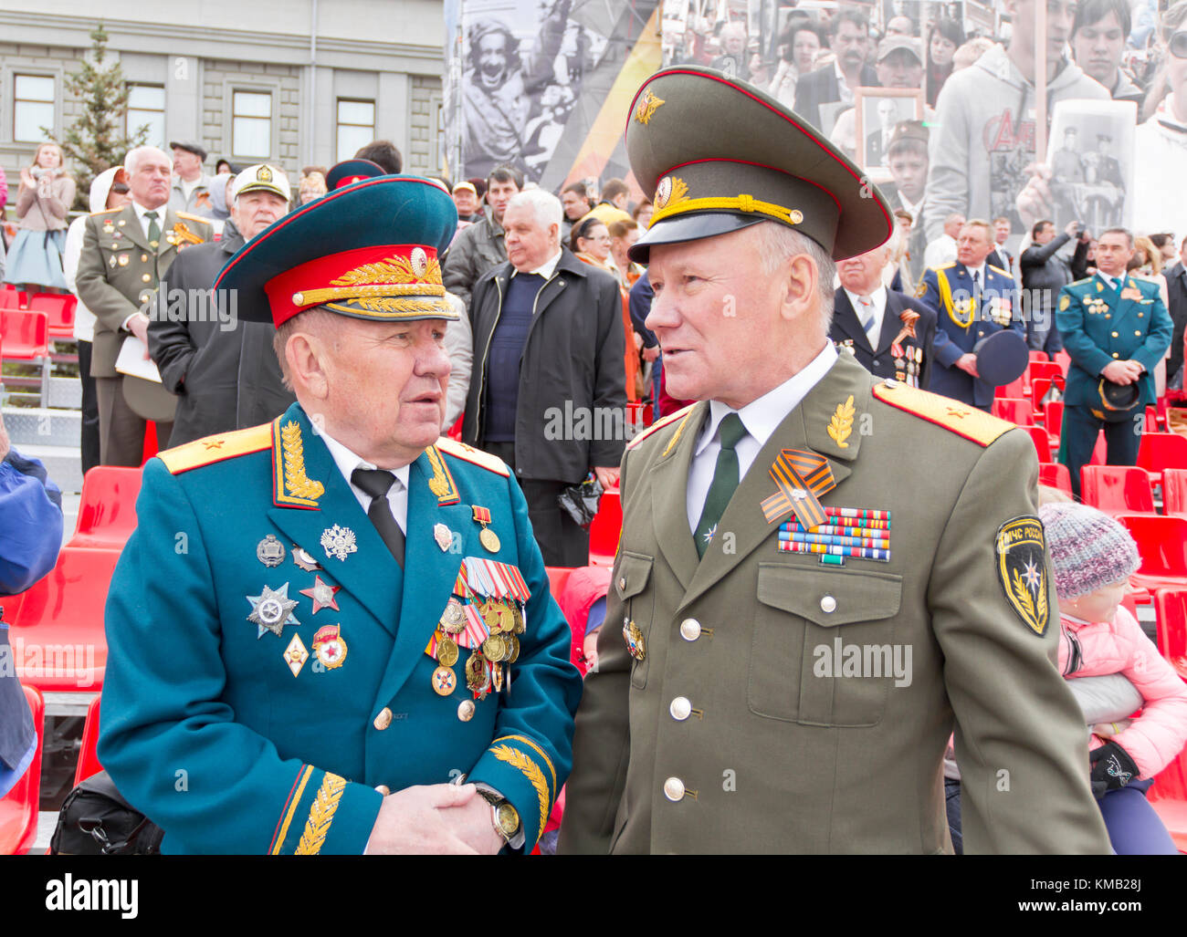 иллюстрация к повести как мужик двух генералов прокормил. иллюстрация к сказке как мужик двух генералов прокормил. повест атом как один мужик двух генералов прокормил. генералы награждают друг друга. встреча двух генералов.