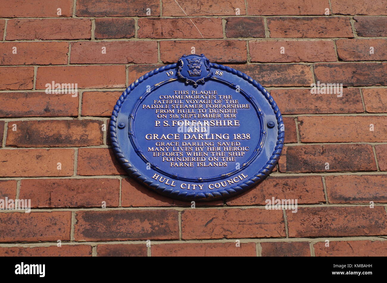 Blue plaque commemorating the voyage of the Paddle Steamer Forfarshire between Hull and Dundee from which the heroine Grace Darling rescued many Stock Photo