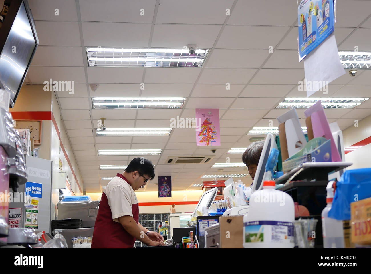 Taipei, Taiwan - October 25, 2017 : People paying food at 7-11 check out counter in Taipei Taiwan Stock Photo