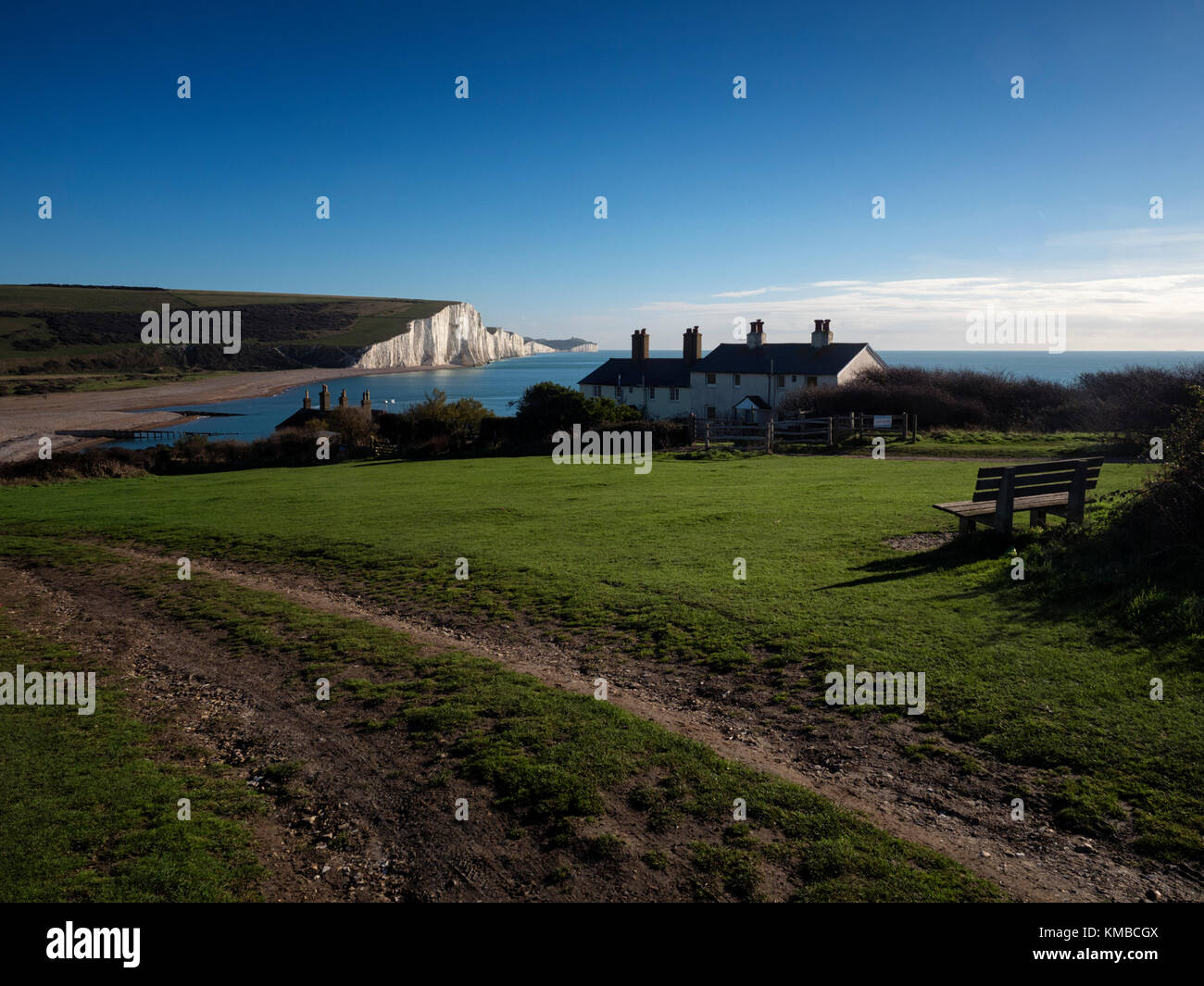 Coast Guard cottages in front of the Seven Sisters chalk cliffs at Cuckmere Haven, East Sussex, England Stock Photo