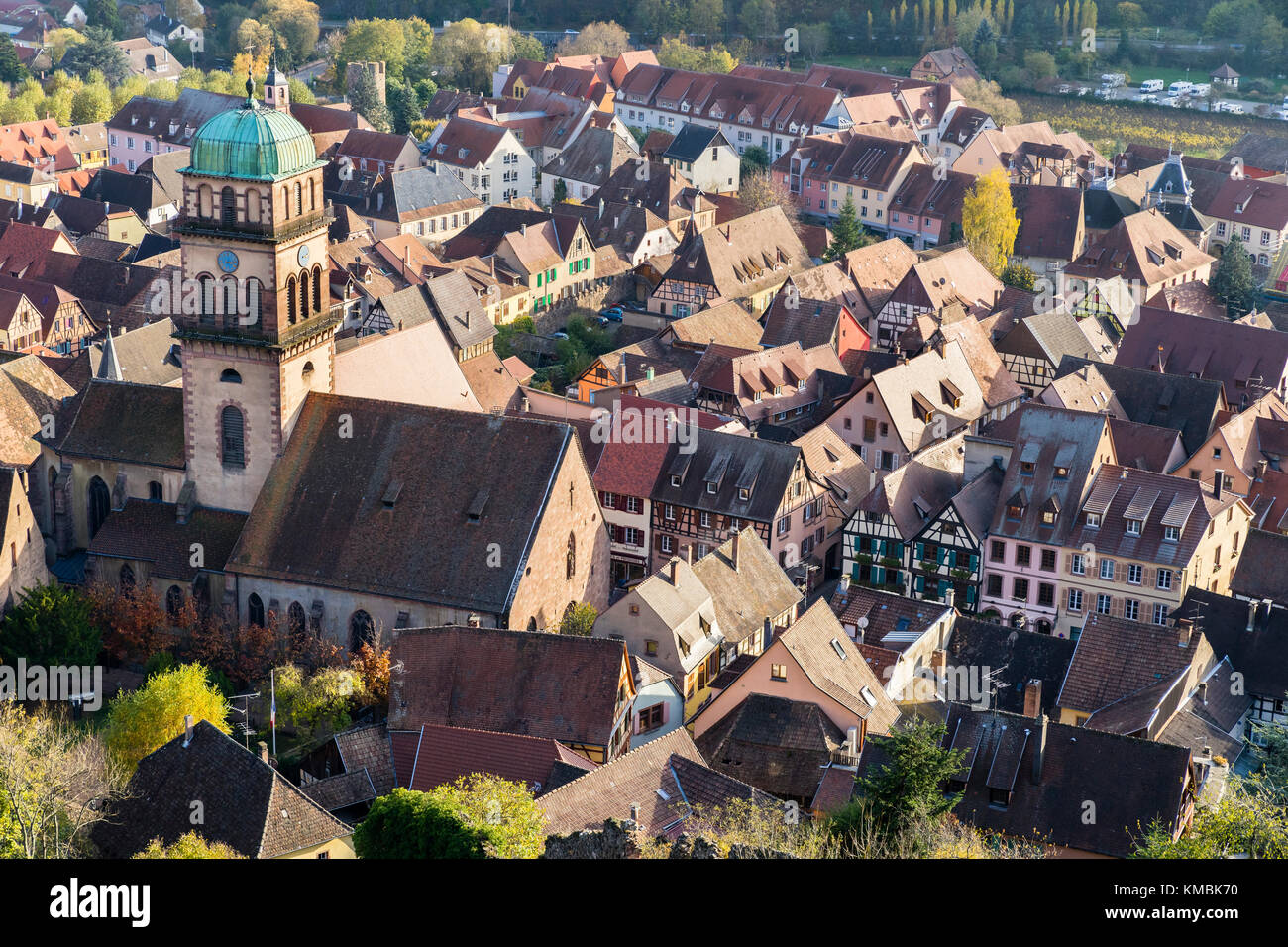 View of Eglise Ste-Croix, Church of the Holy Cross, and Kaysersberg, Alsatian Wine Route, Alsace, Department of Haut-Rhin Stock Photo
