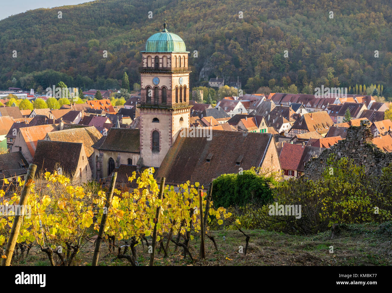 View of Eglise Ste-Croix, Church of the Holy Cross, Kaysersberg, Alsatian Wine Route, Alsace, Département Haut-Rhin, France Stock Photo