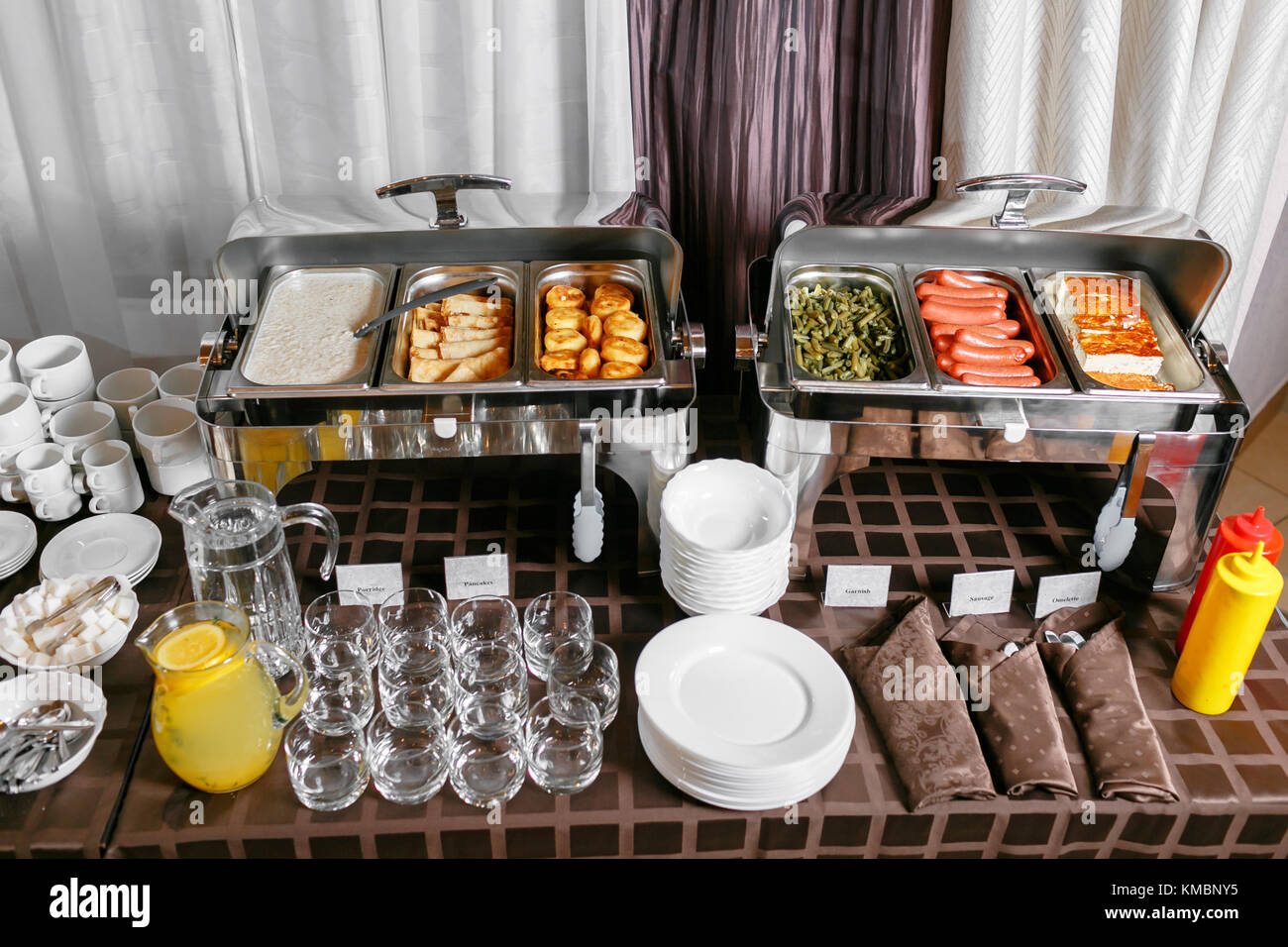 Toepassen Reductor Verdachte Many buffet heated trays ready for service. Breakfast in hotel catering  buffet, metal containers with warm meals Stock Photo - Alamy