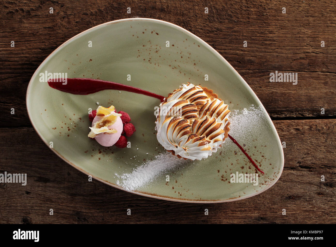 raspberry meringue dessert Stock Photo Alamy