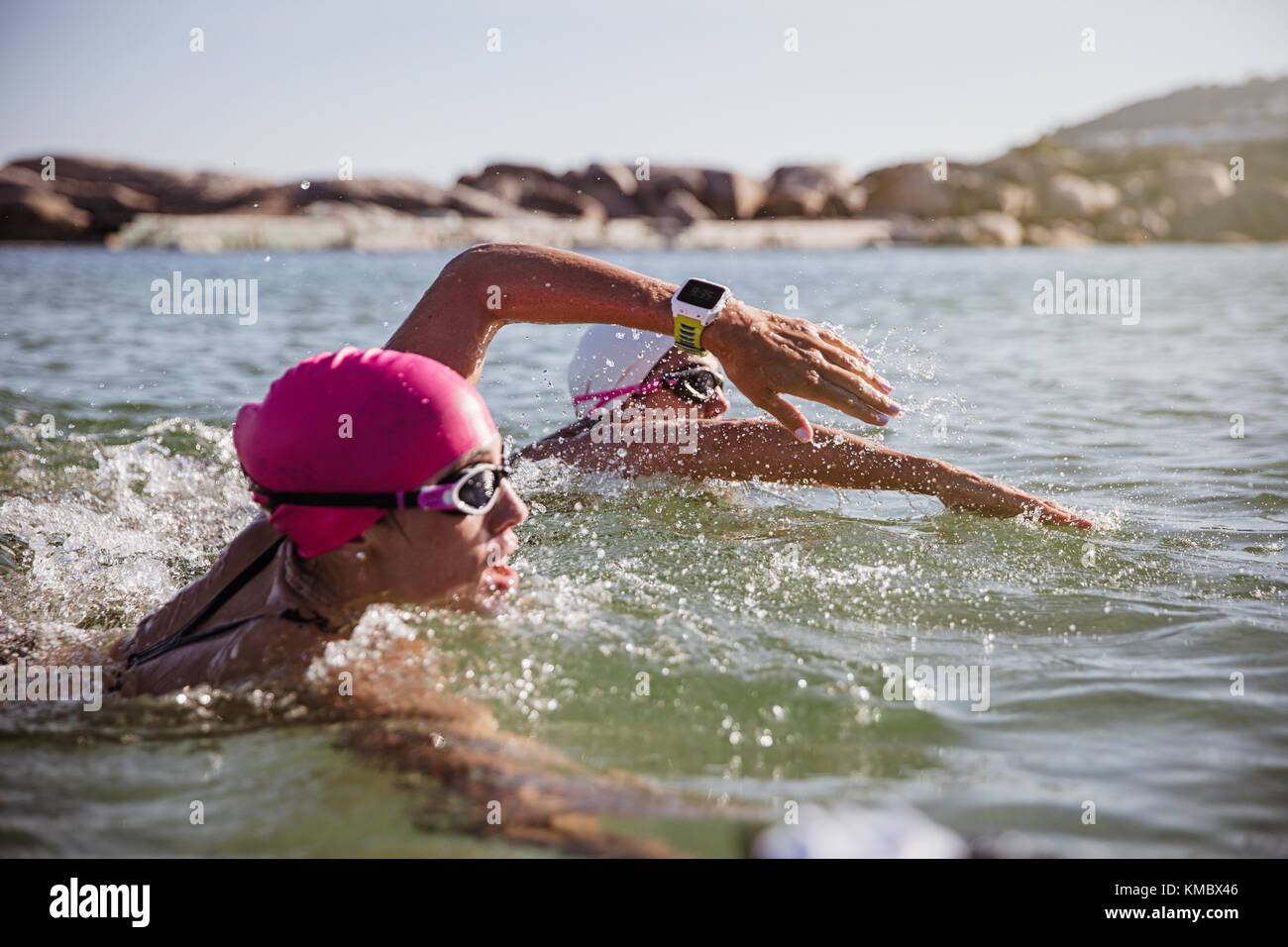 Femme portant bonnet et lunettes de natation Photo Stock - Alamy