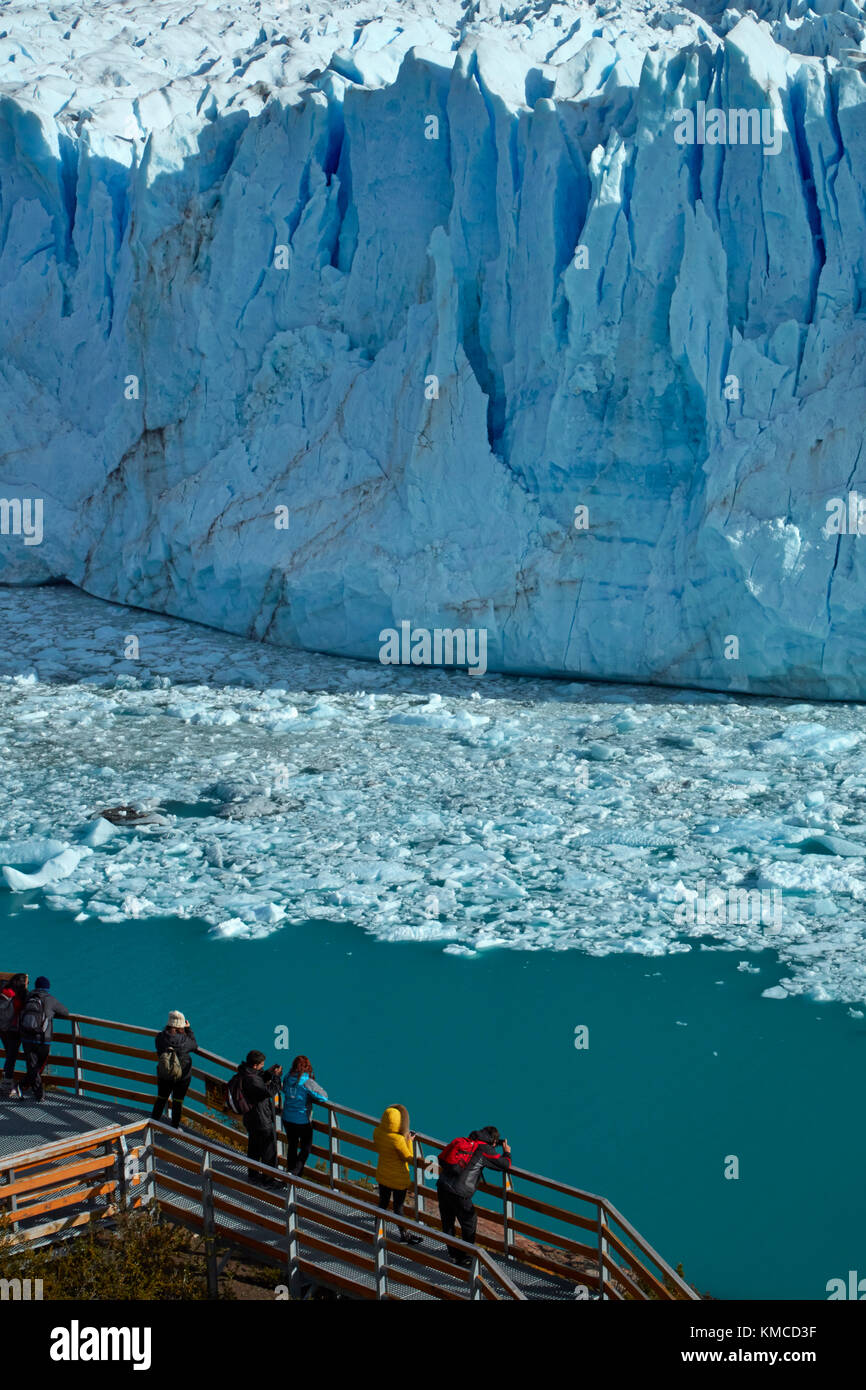 Tourists on walkway and Perito Moreno Glacier, Parque Nacional Los Glaciares (World Heritage Area), Patagonia, Argentina, South America Stock Photo