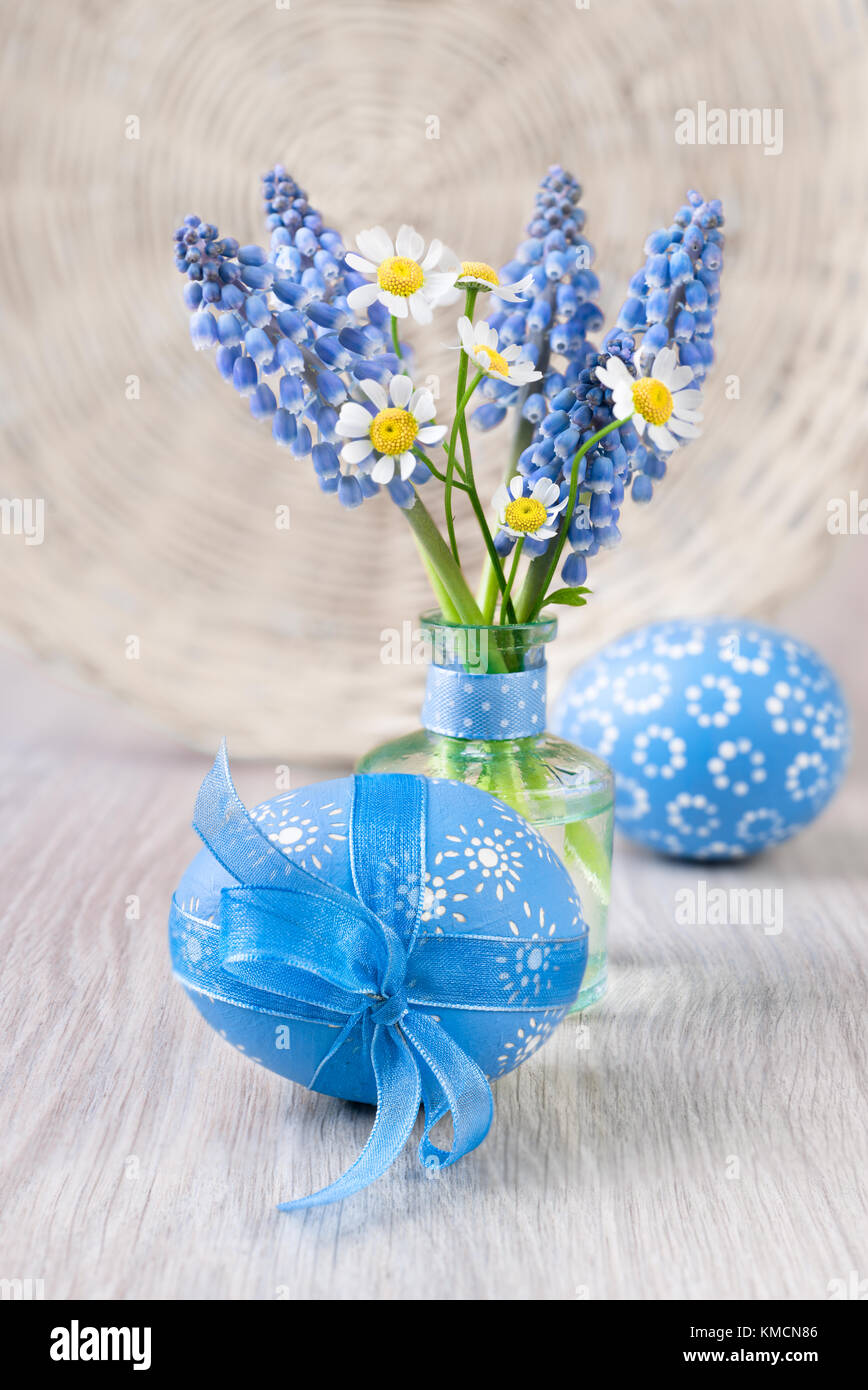 Easter arragement with spring flowers and eggs on wood Stock Photo - Alamy